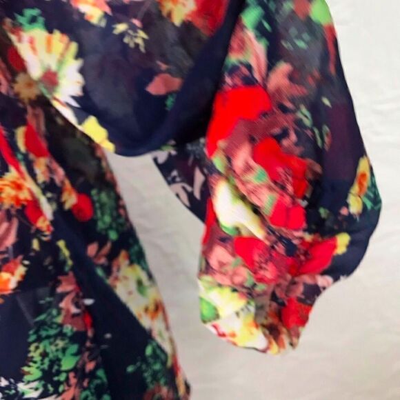 CB Established 1962 Navy Floral Semi Sheer blouse - Picture 7 of 10